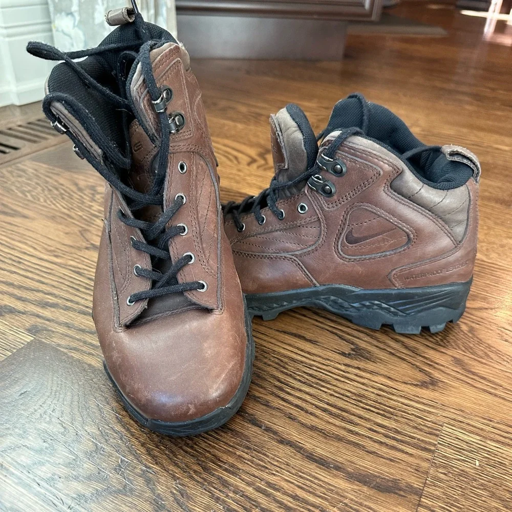 Nike all conditions gear boot. Brown. 9.5.